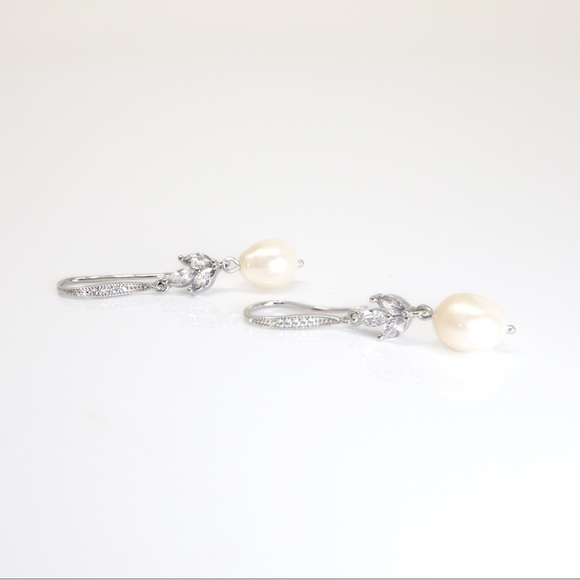 14K Gold Plated Freshwater Shell Pearl Necklace and Earrings Set - Picture 9 of 9